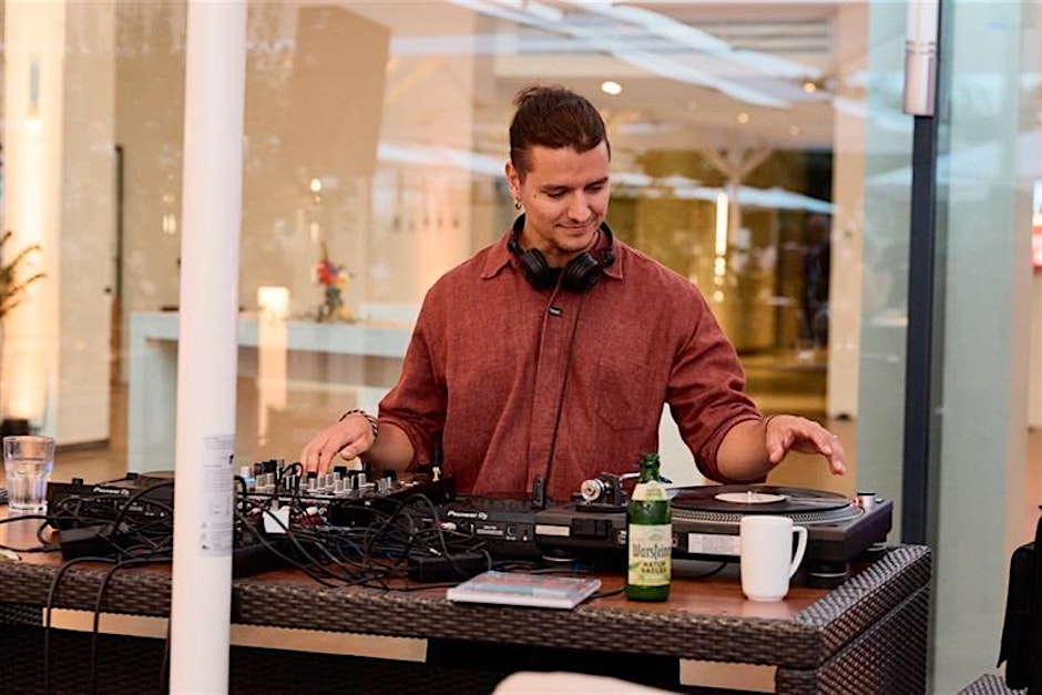 Lounge DJ - every Wednesday