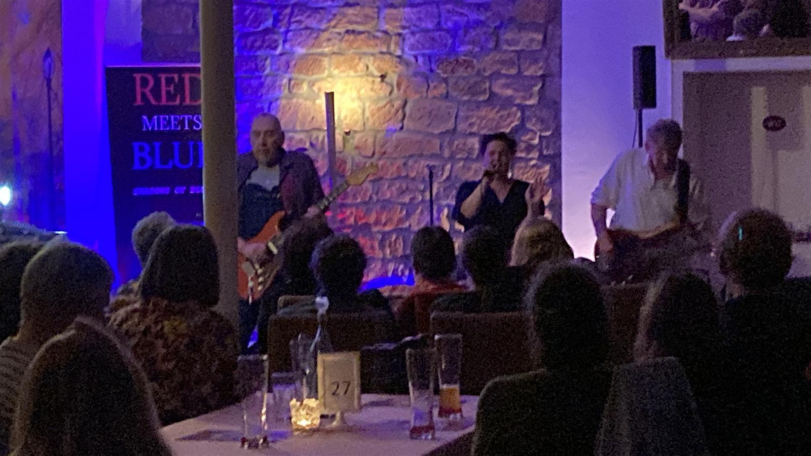 "RED MEETS BLUE"  Konzert  aus der Reihe LIFVE