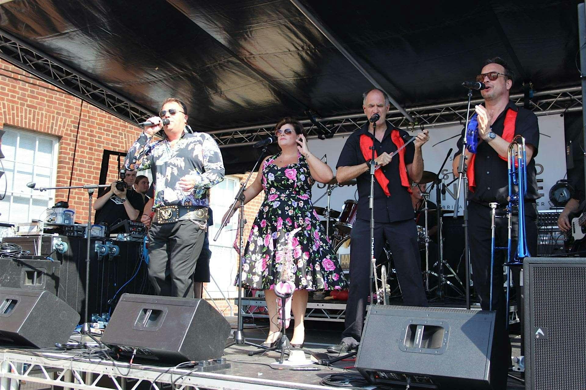 Taking Care of Vegas : Oval Summer Sundays